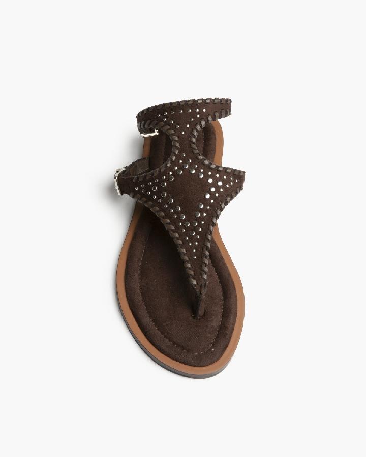Sandalia con tachas chocolate