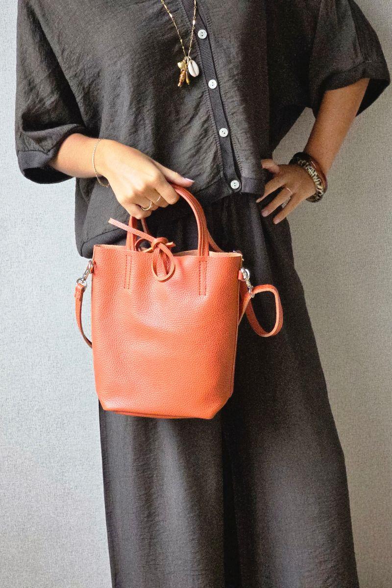 Bolso pequeño  tipo cubo de piel naranja