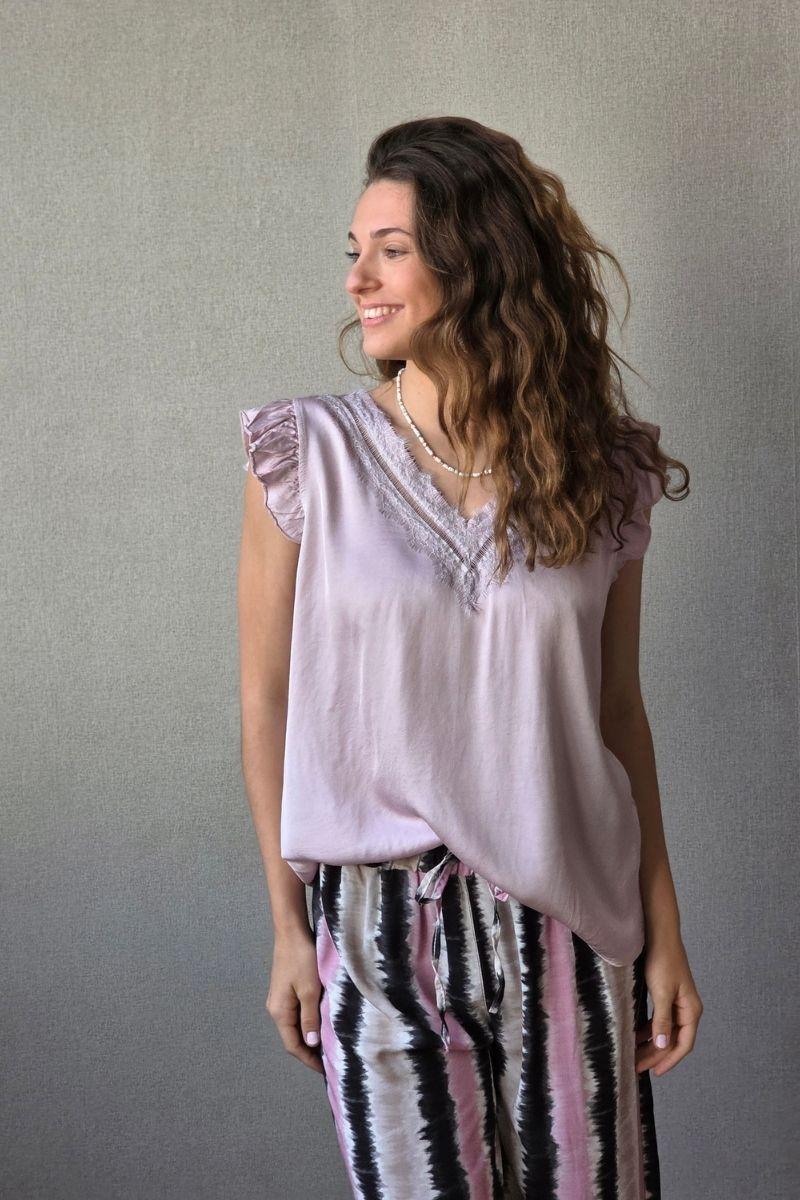 Blusa rosa raso con puntilla y volante en la manga