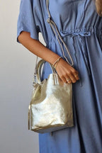 Bolso Marta tipo cubo dorado
