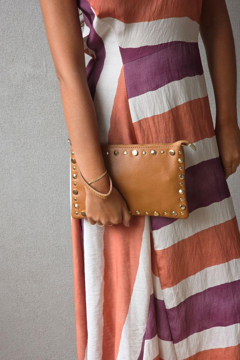Bolso de piel tipo sobre con tachas camel