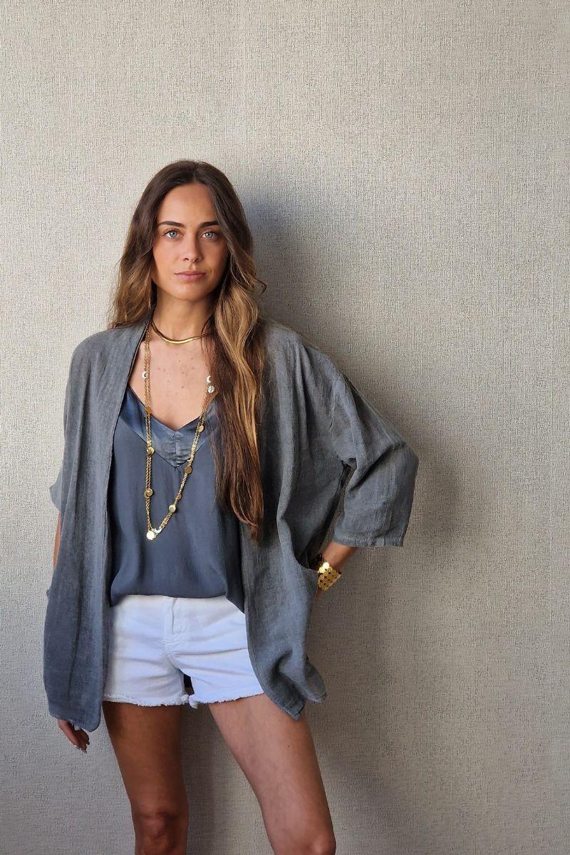 Chaqueta corta tipo lino en color gris