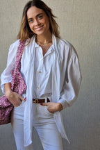 Camisa con lazo blanca