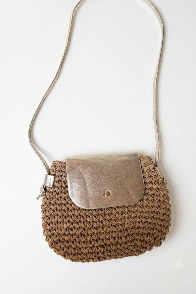 Bolso natural con solapa dorada
