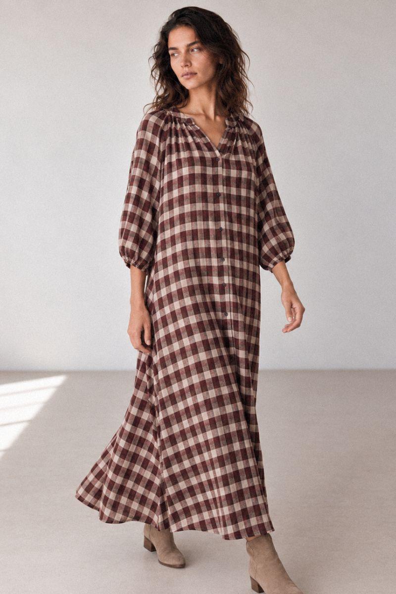 Vestido de cuadros chocolate abotonado con cuello de pico
