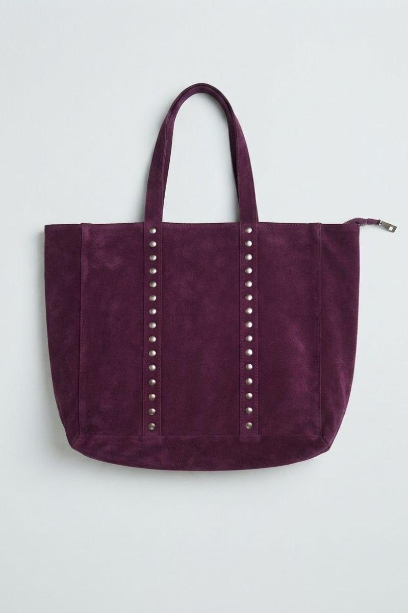 Bolso de ante shopping con tachuelas granate