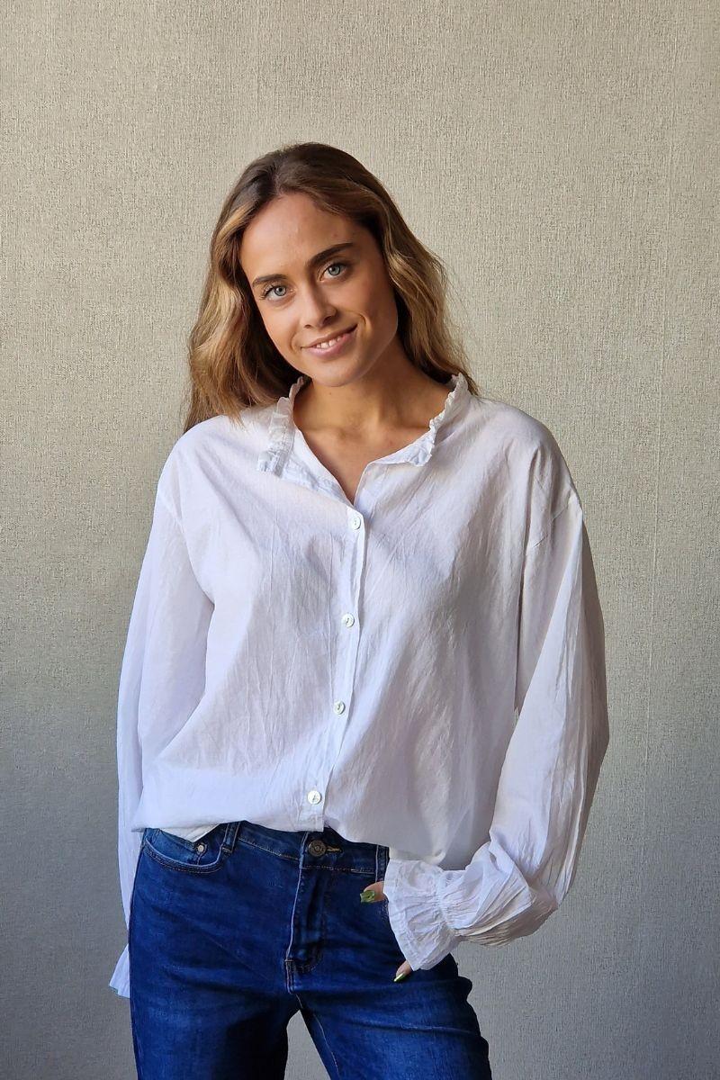 Camisa blanca con volante en el cuello