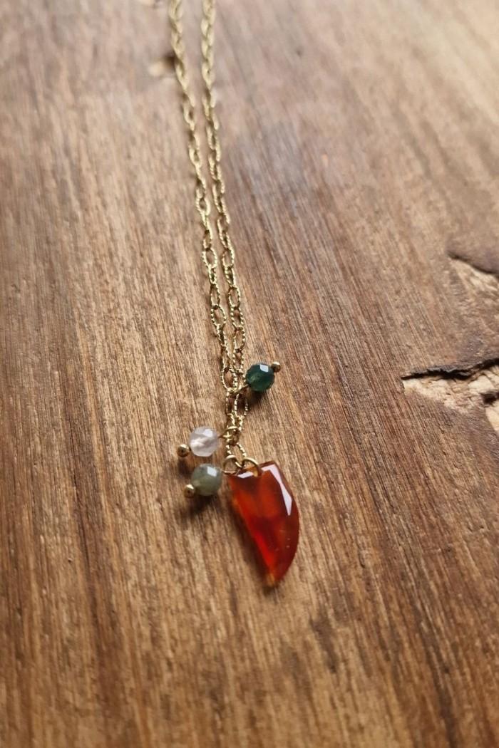 Collar dorado con cuerno pequeño granate