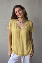 Blusa de seda con tres botones amarilla