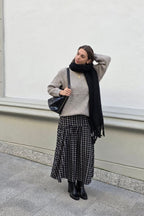 Falda larga de cuadros corte cadera negra