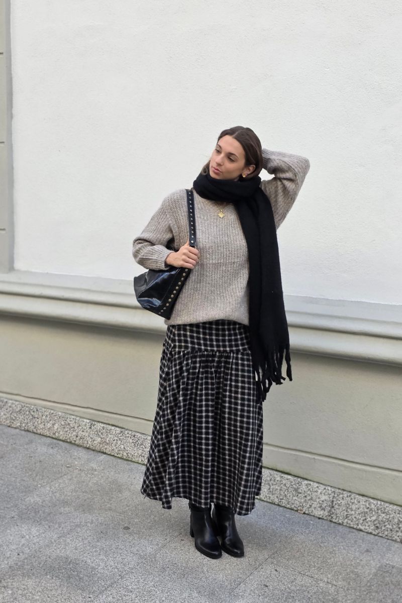 Falda larga de cuadros corte cadera negra