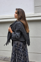 Chal de punto con flecos gris marengo