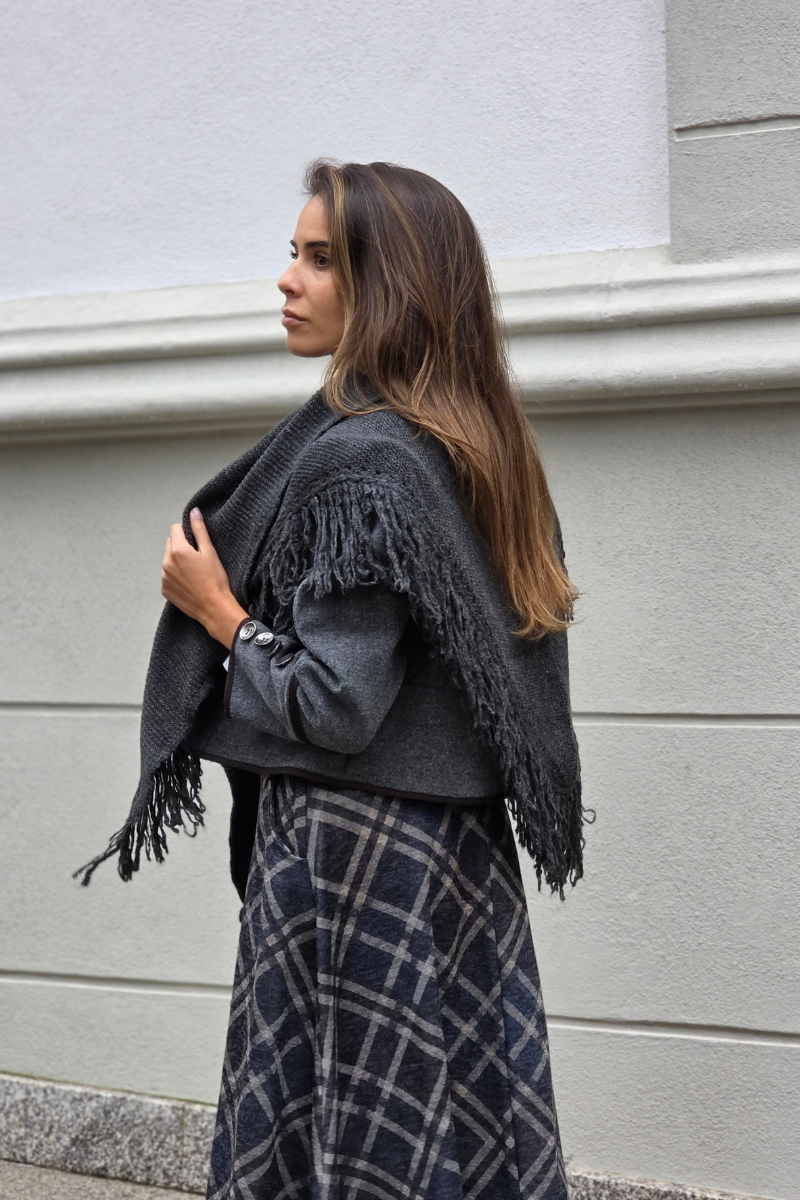 Chal de punto con flecos gris marengo