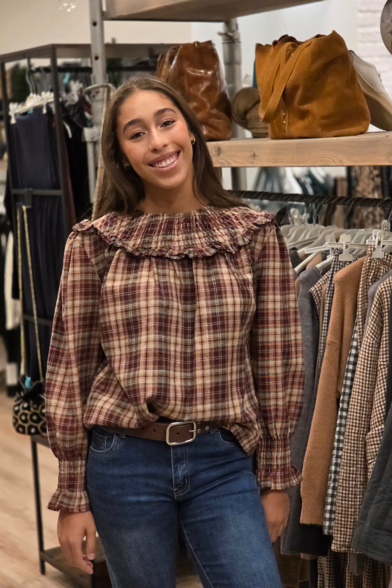 Blusa cuello redondo fruncido de cuadros camel