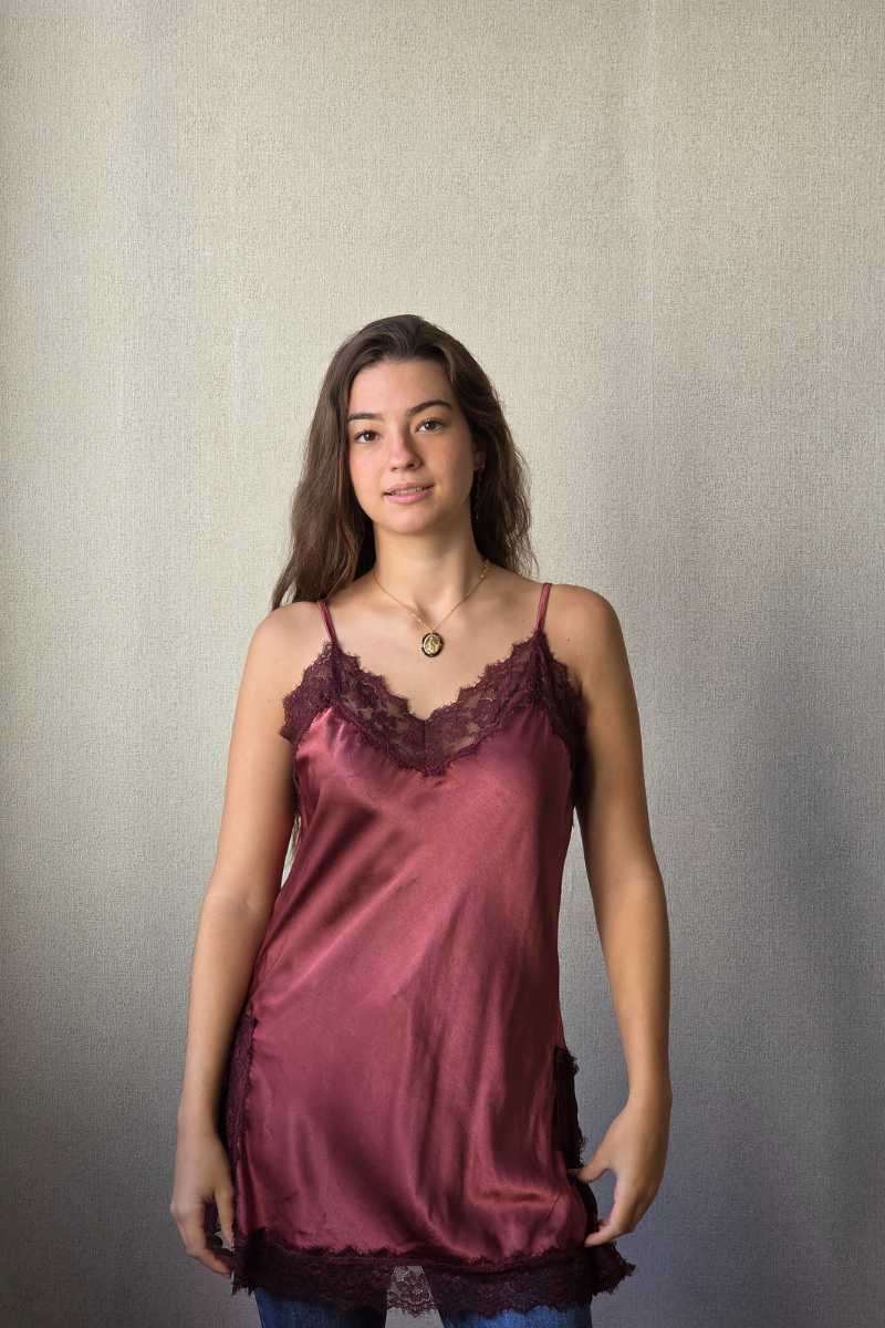 Top satinado con encaje granate
