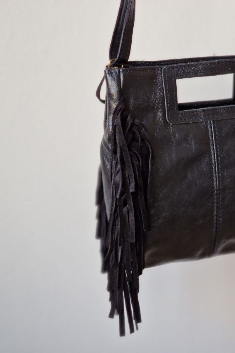 Bolso de piel con flecos negro metalizado