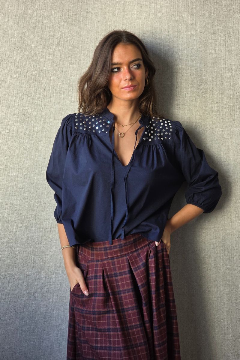 Blusa  con tachuelas plateadas azul marino