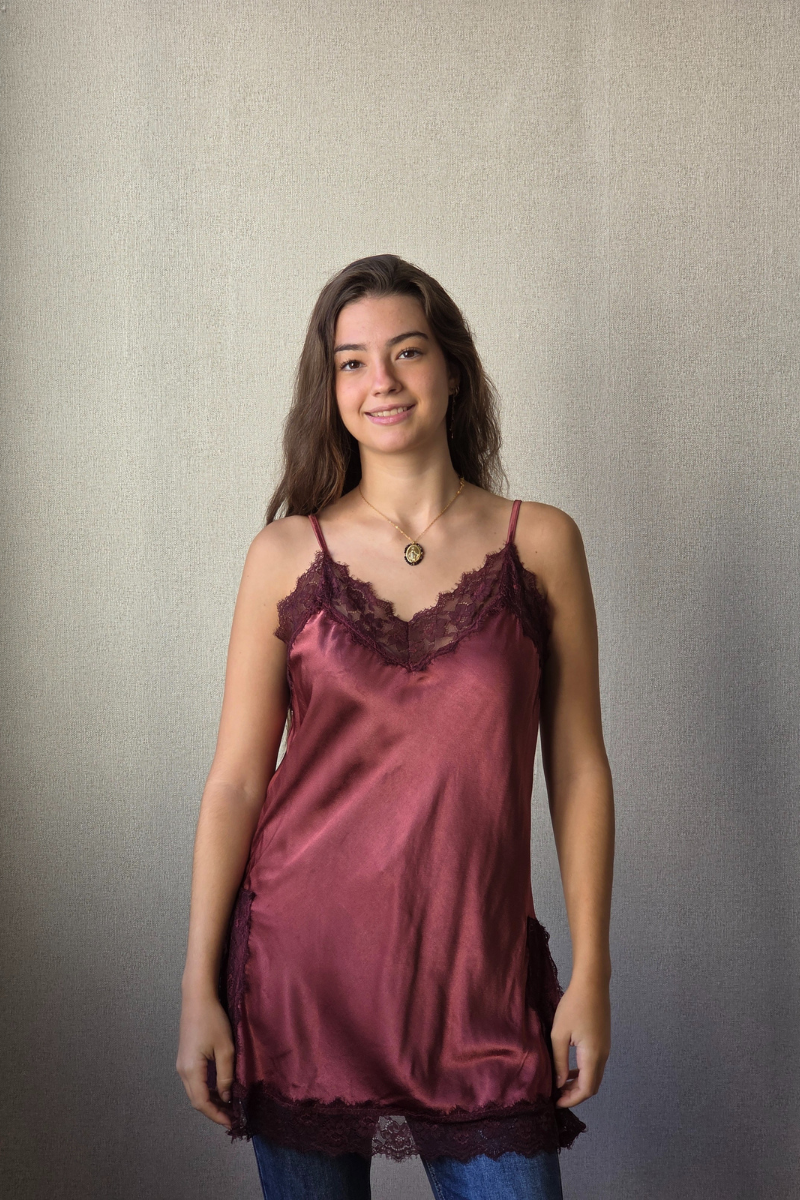 Top satinado con encaje granate