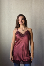 Top satinado con encaje granate