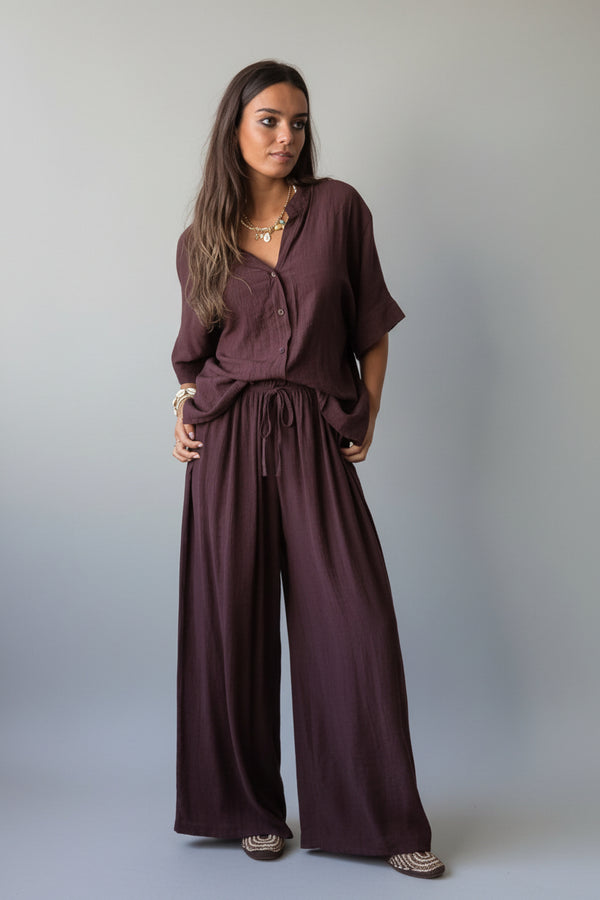 Total look chocolate — camisa y pantalón bábula