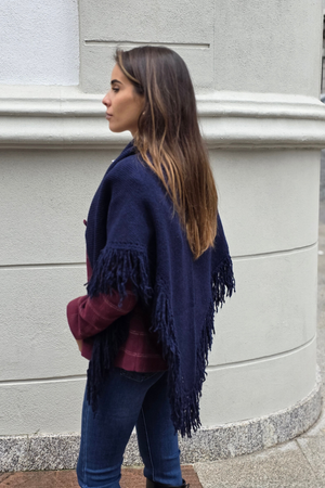 Chal de punto con flecos azul marino
