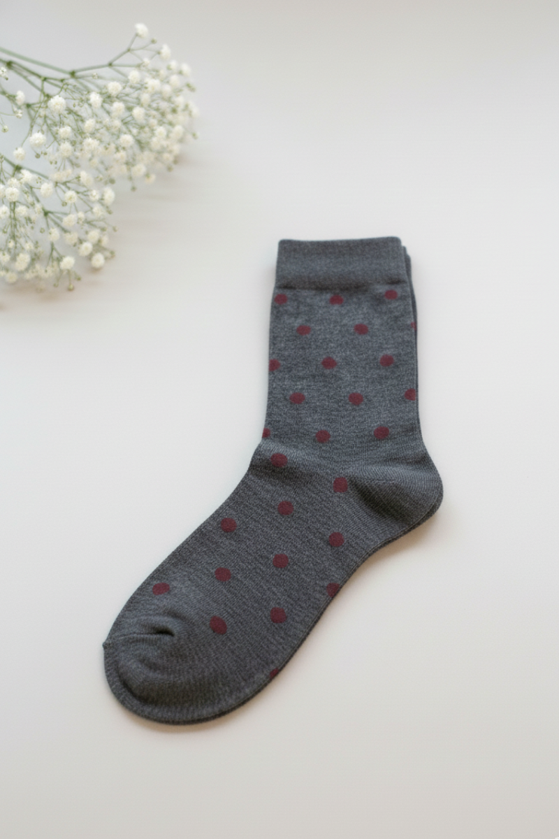 Calcetines grises con tipitos