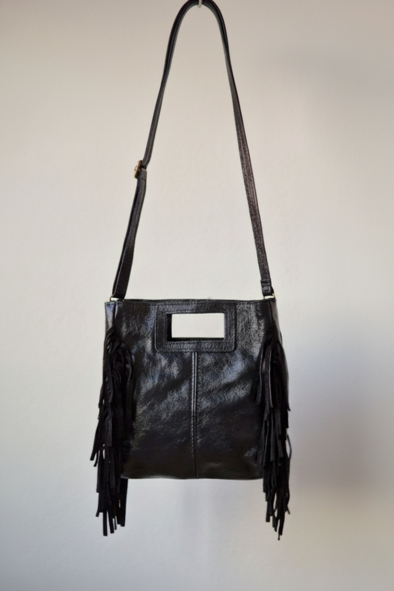 Bolso de piel con flecos negro metalizado
