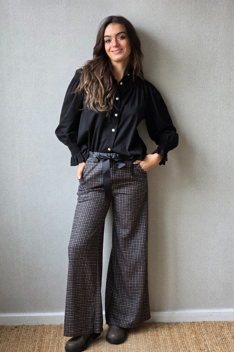 Camisa de cuello alto fruncido con volante negra