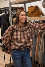 Blusa cuello redondo fruncido de cuadros camel