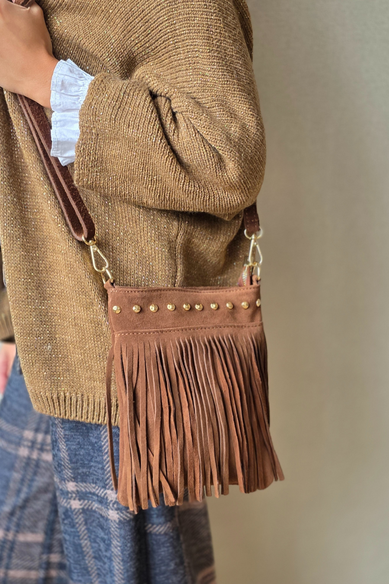 Bolso de ante con fleco y tachuelas camel