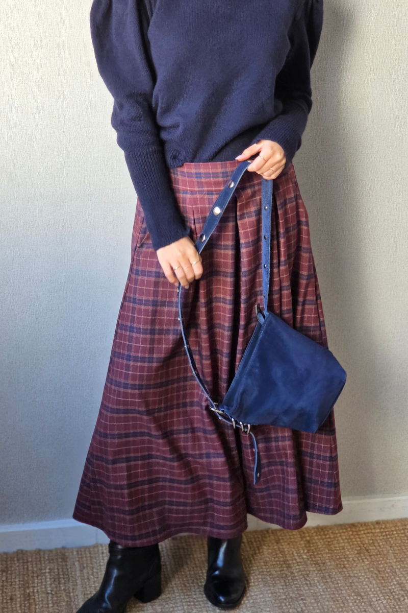 Bolso de ante azul marino con tira de tachuelas plateadas