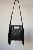 Bolso de piel con flecos negro metalizado