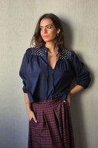 Blusa  con tachuelas plateadas azul marino