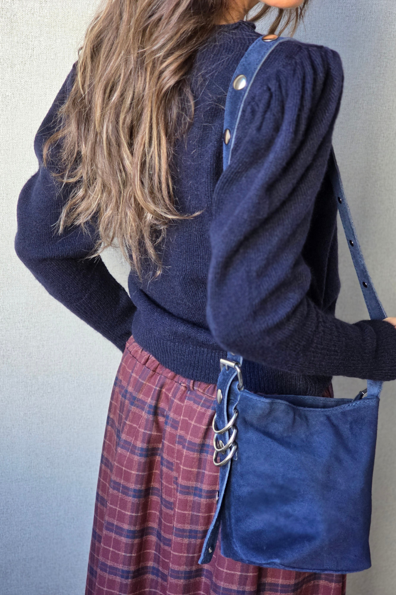 Bolso de ante azul marino con tira de tachuelas plateadas