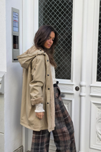 Chaquetón capucha forro peluche beige