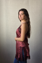 Top satinado con encaje granate