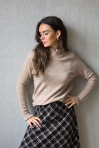 Jersey cuello Perkins con volante camel