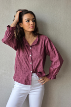 Camisa teen con bordados flores berenjena