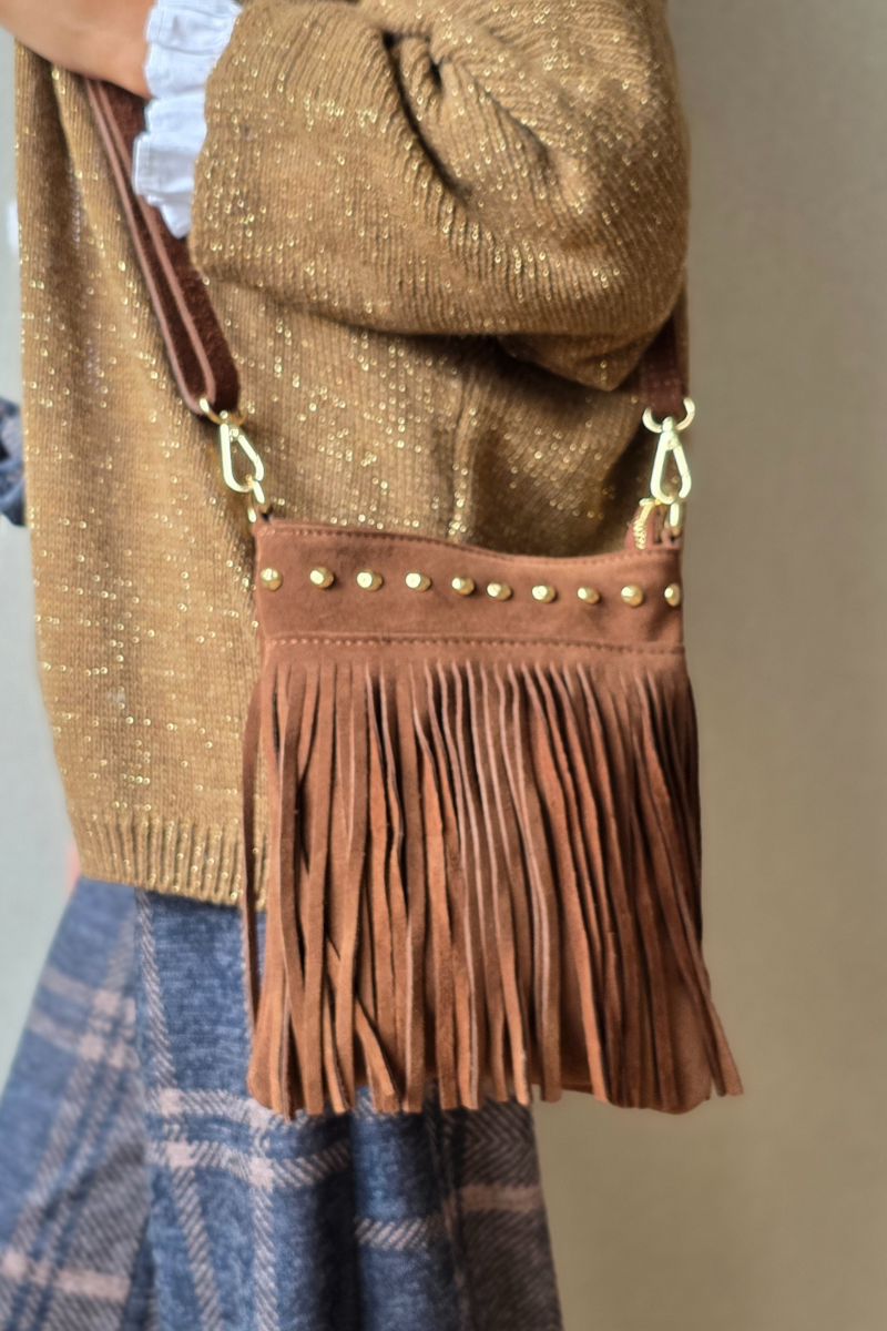 Bolso de ante con fleco y tachuelas camel