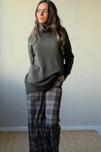 Jersey de cuello cisne de canalé con bolsillos verde militar