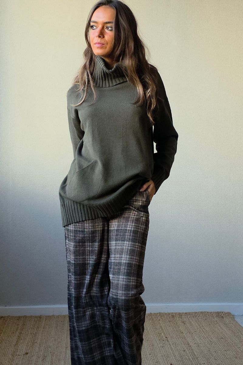 Jersey de cuello cisne de canalé con bolsillos verde militar