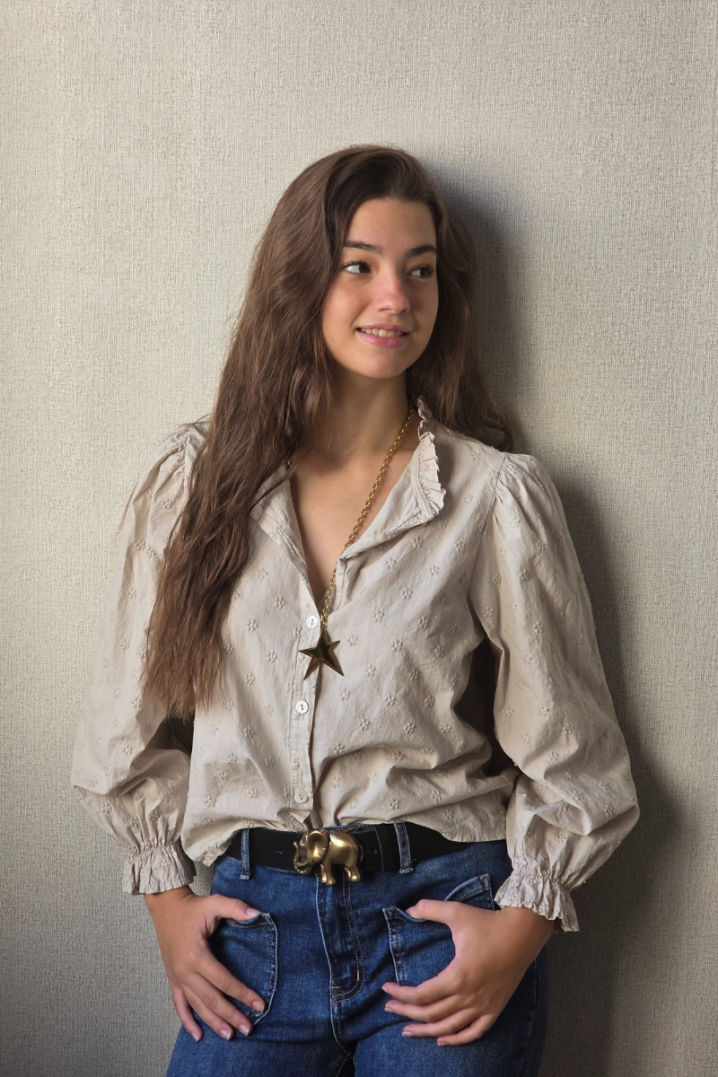 Camisa teen con bordados flores beige