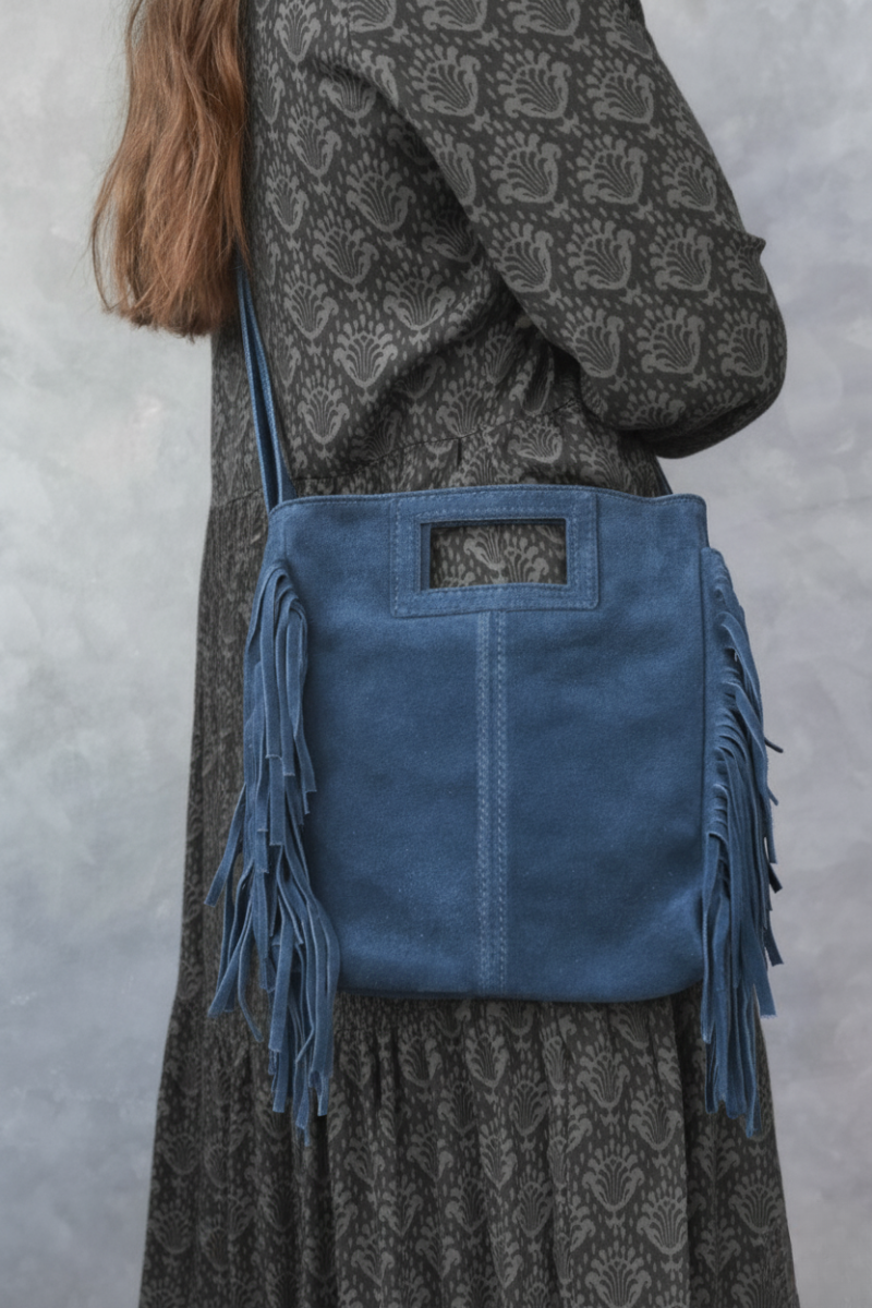 Bolso de ante con flecos azul jean