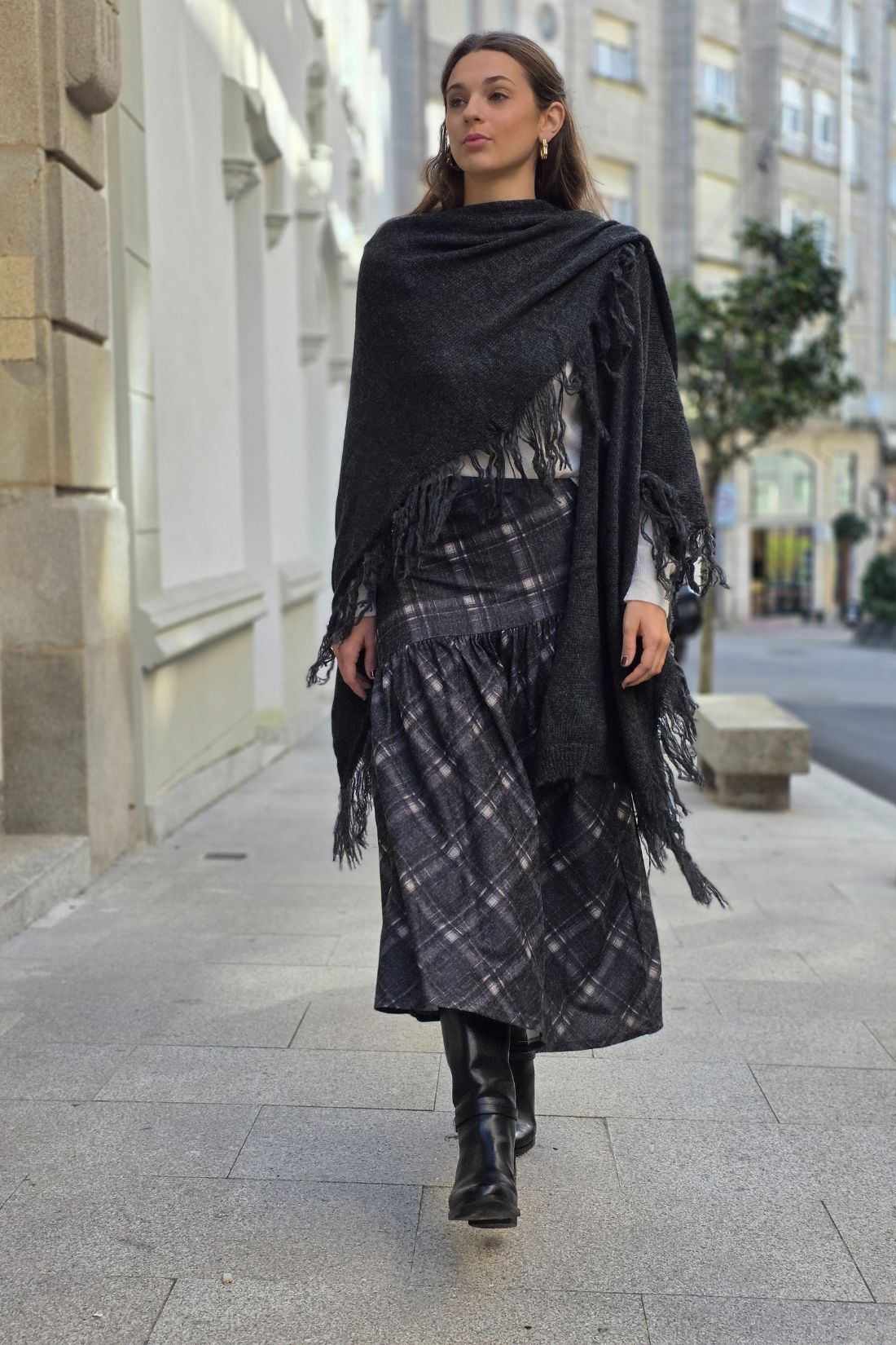 Chal de punto con flecos gris marengo