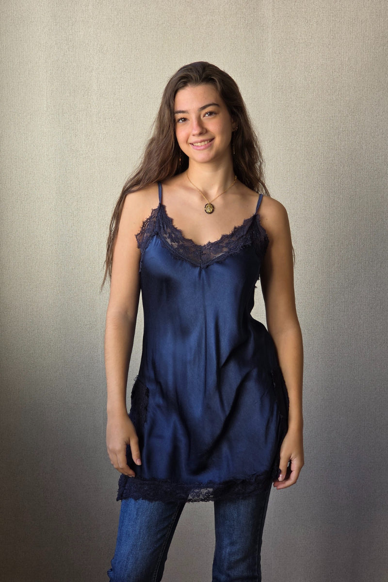 Top satinado con encaje azul marino
