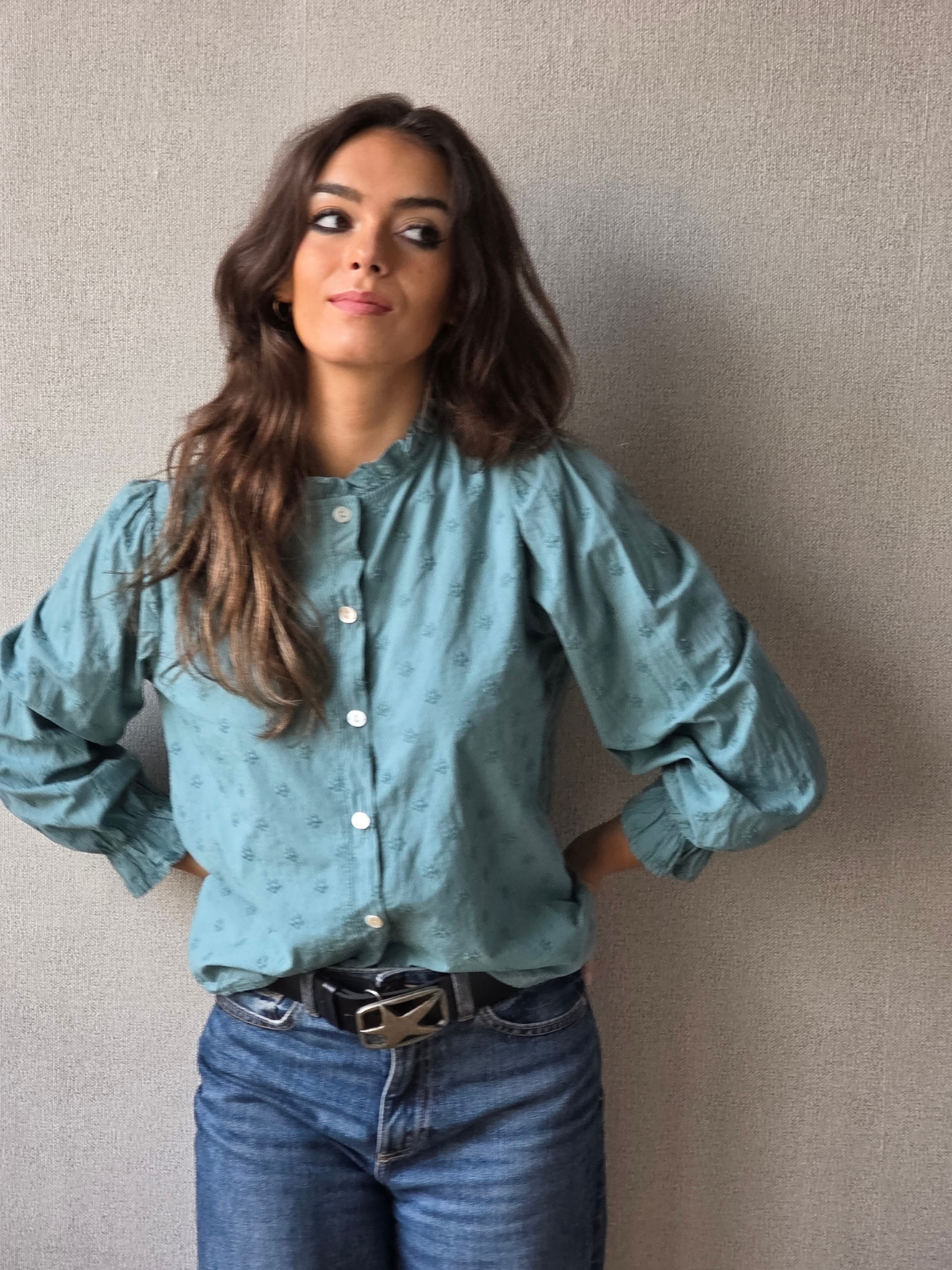 Camisa teen con bordados flores verde antiguo