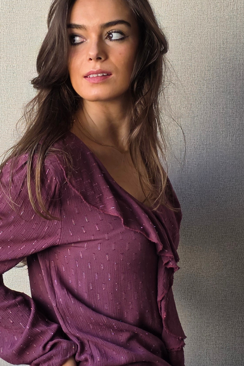 Blusa Berenjena con Volante y Brillo