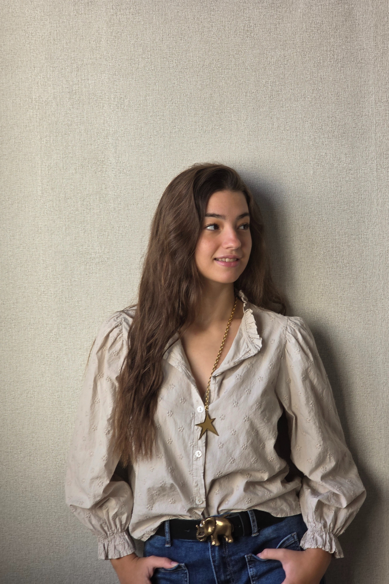 Camisa teen con bordados flores beige