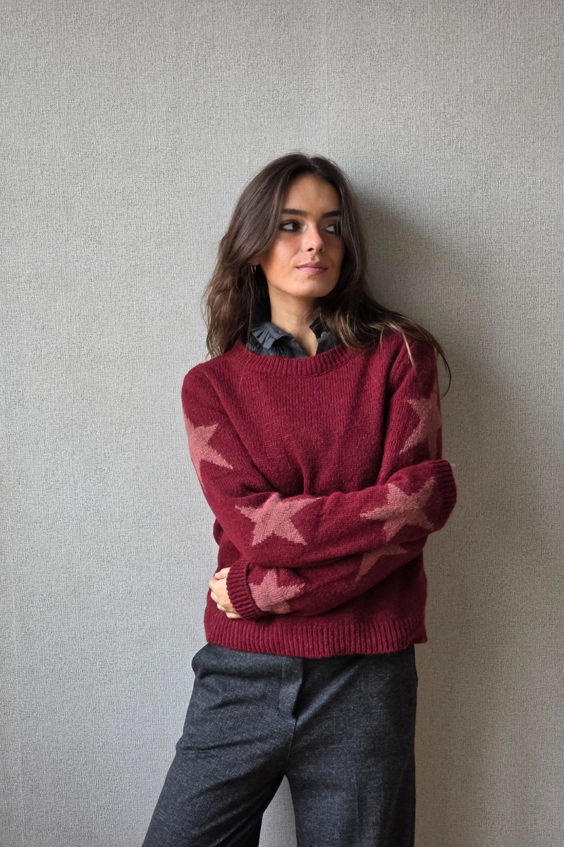 Jersey  cuello redondo con estrellas en las mangas burdeos