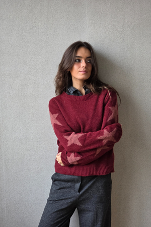 Jersey  cuello redondo con estrellas en las mangas burdeos